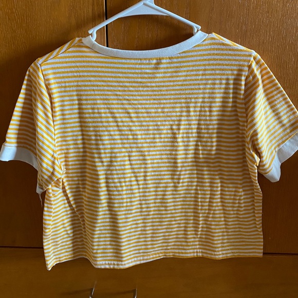 Trendy cropped t-shirt - Picture 2 of 2